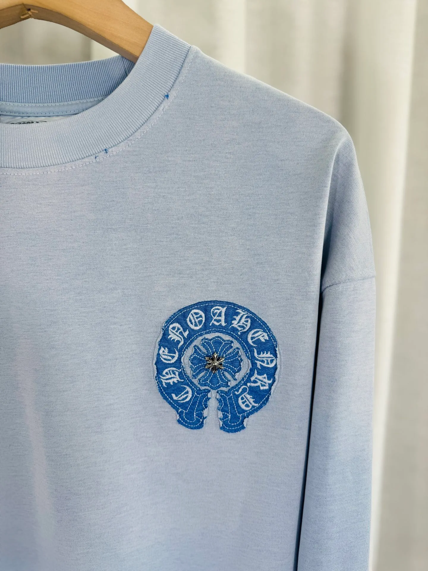 P250 ch high version Chrome Hearts 2025 new autumn and winter cross patch washed spray horse slip long-sleeved T-shirt, fabric: 26 double yarns 320 grams weight, patch embroidery, heavy wash water ➕ fried color + spray horse slip printing process: patch embroidery, secondary color spray horse slip process Color: gray, blue Size: S M L XL Style number: 5181